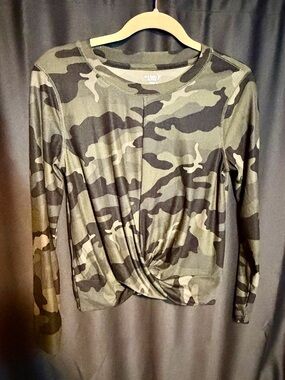 Old Navy Active Olive Camo Twist-Front Long Sleeve Top